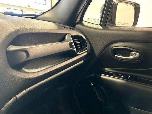 Used 2022 Jeep Renegade Altitude w/ Convenience Group AWD/4WD image 26