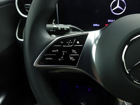 Used 2025 Mercedes-Benz GLC 300 4MATIC image 10