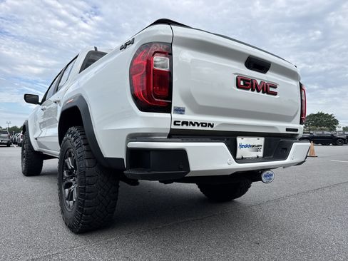 Used 2024 GMC Canyon Elevation w/ Elevation Premium Package AWD/4WD image 8