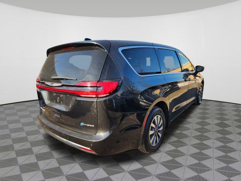 Used 2023 Chrysler Pacifica Touring-L image 4