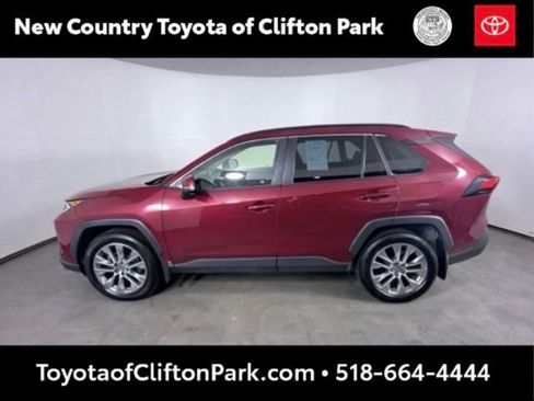 Used 2021 Toyota RAV4 XLE Premium image 8