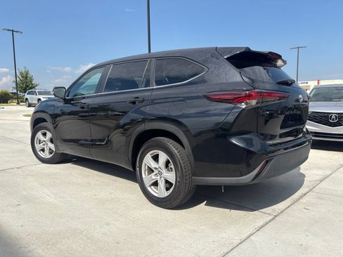 Used 2025 Toyota Highlander LE FWD image 4
