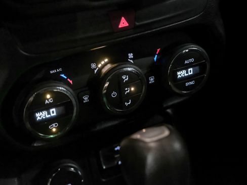 Used 2017 Jeep Renegade Altitude AWD/4WD image 25