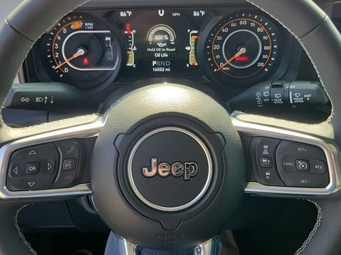 Used 2025 Jeep Wrangler Unlimited Sahara AWD/4WD image 10