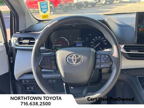Used 2025 Toyota Sienna LE FWD image 20