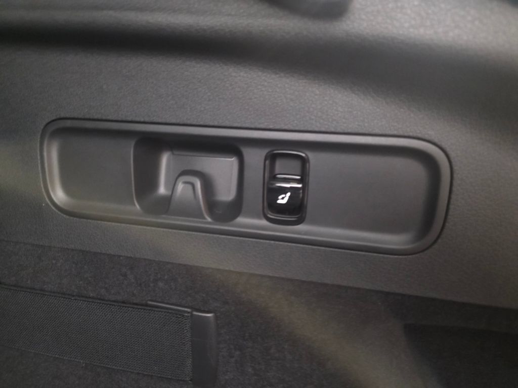 Used 2024 Mercedes-Benz GLC 300 4MATIC image 10