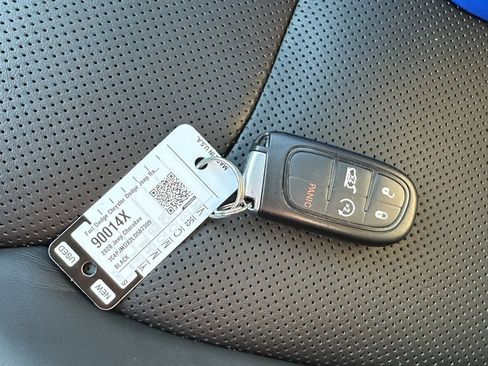 Used 2020 Jeep Cherokee Limited image 34