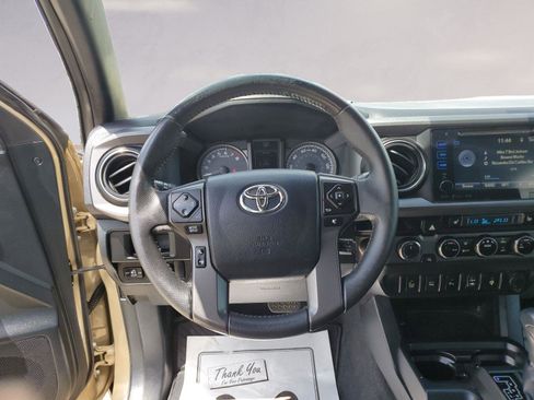 Used 2017 Toyota Tacoma TRD Off-Road w/ Premium & Technology Package AWD/4WD image 12