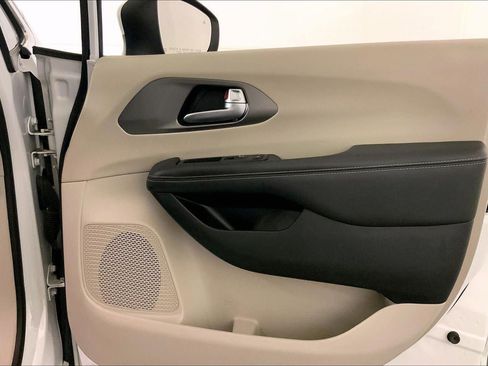 Used 2023 Chrysler Pacifica Touring-L FWD image 25