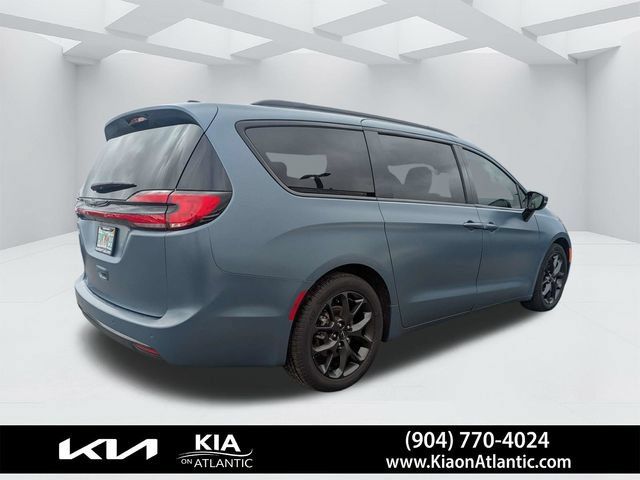 Used 2024 Chrysler Pacifica Limited w/ S Appearance Package FWD image 3
