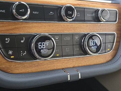 Used 2023 Bentley Bentayga Plug-In Hybrid AWD/4WD image 17