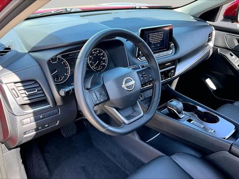 Used 2025 Nissan Rogue SV w/ SV Premium Package FWD image 16