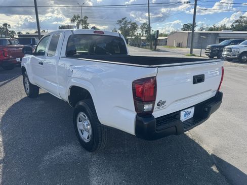 Used 2022 Toyota Tacoma SR RWD image 8