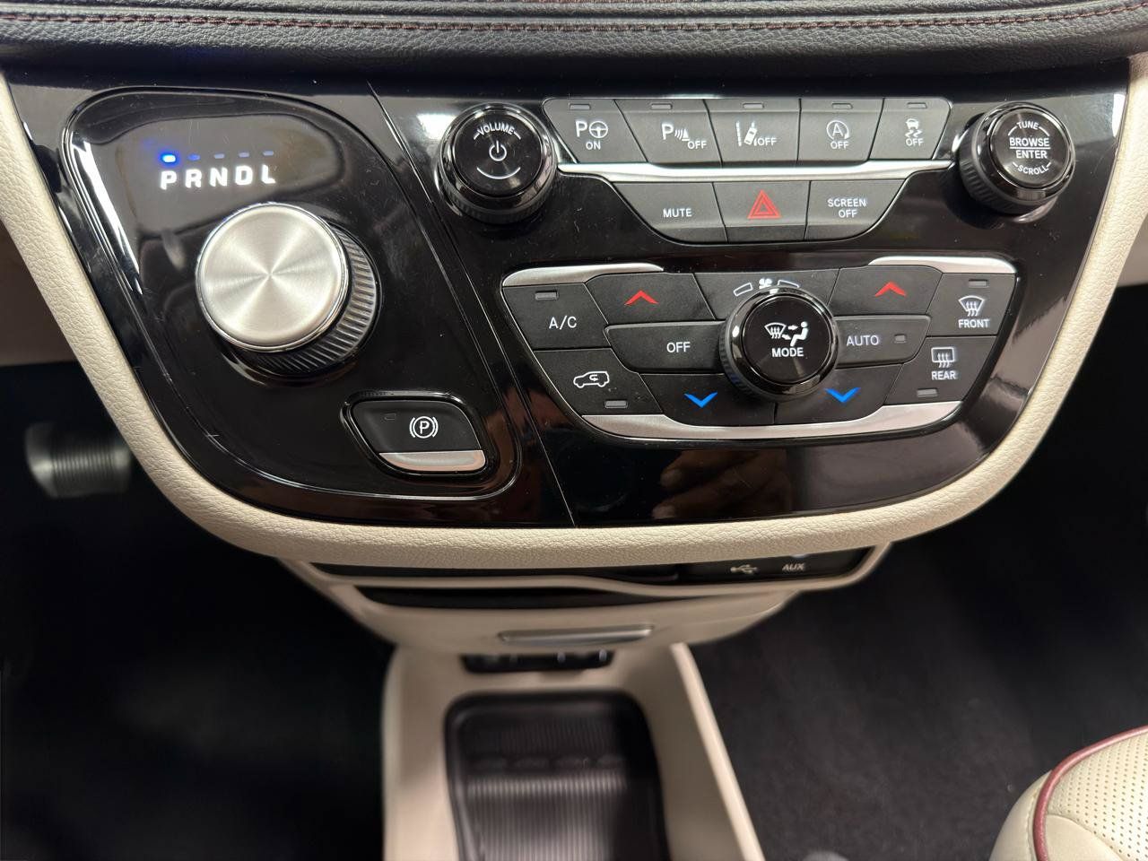 Used 2020 Chrysler Pacifica Limited w/ Tire & Wheel Group FWD image 22