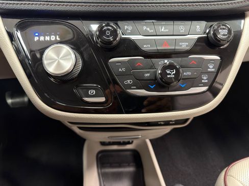 Used 2020 Chrysler Pacifica Limited w/ Tire & Wheel Group FWD image 22