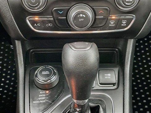 Used 2019 Jeep Cherokee Latitude w/ Cold Weather Group AWD/4WD image 18