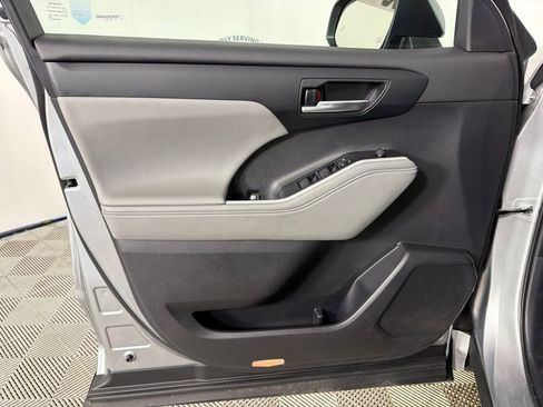 Used 2024 Toyota Highlander XLE image 11