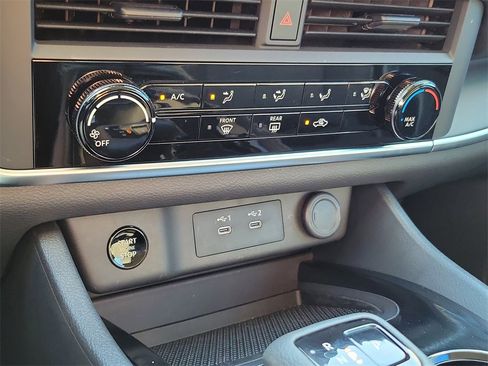 Used 2025 Nissan Rogue S image 27