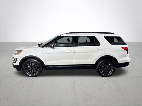 Used 2017 Ford Explorer XLT w/ Equipment Group 202A AWD/4WD image 9
