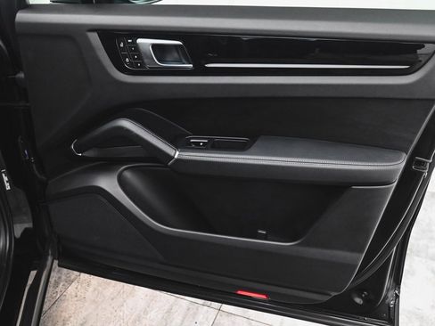 Used 2023 Porsche Cayenne image 11