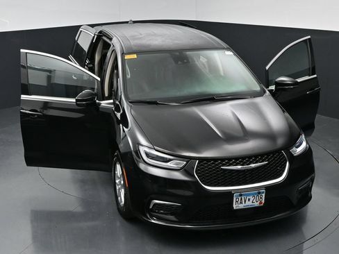 Used 2024 Chrysler Pacifica Touring-L FWD image 34