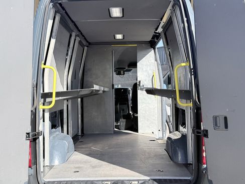 Used 2018 Mercedes-Benz Sprinter 2500 image 22
