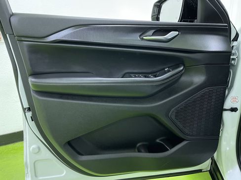 Used 2023 Jeep Grand Cherokee L Laredo image 16