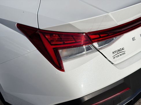 Used 2025 Hyundai Elantra Blue image 10