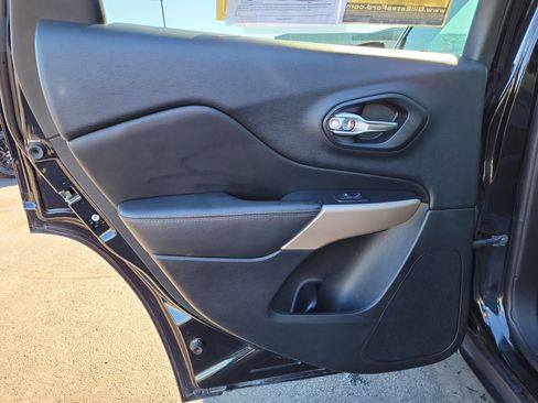 Used 2018 Jeep Cherokee Limited image 10