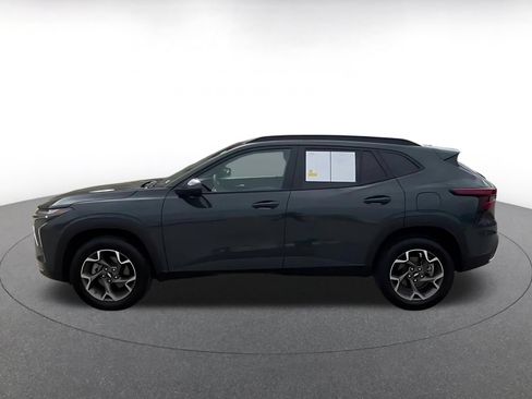 Used 2025 Chevrolet Trax LT FWD image 9