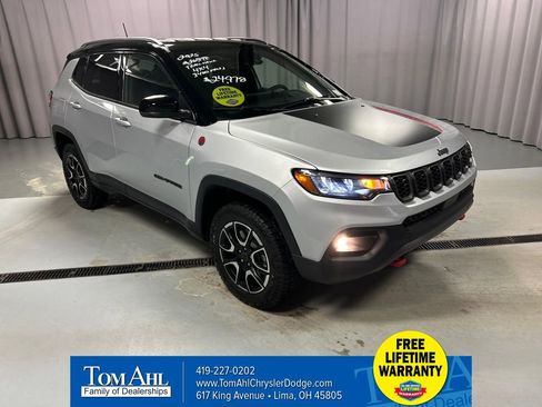 Used 2025 Jeep Compass Trailhawk image 1