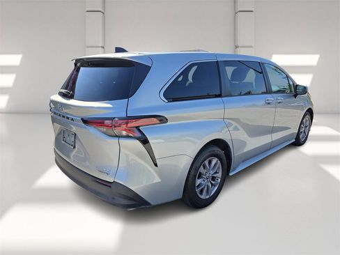 Used 2022 Toyota Sienna LE image 4