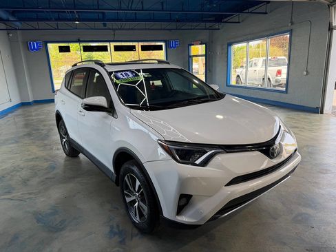 Used 2018 Toyota RAV4 XLE FWD image 11