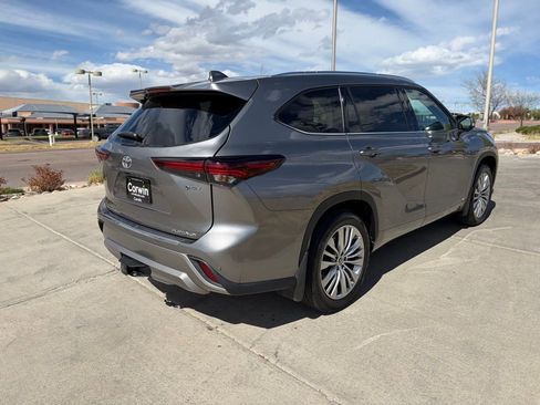Used 2025 Toyota Highlander Platinum AWD/4WD image 6