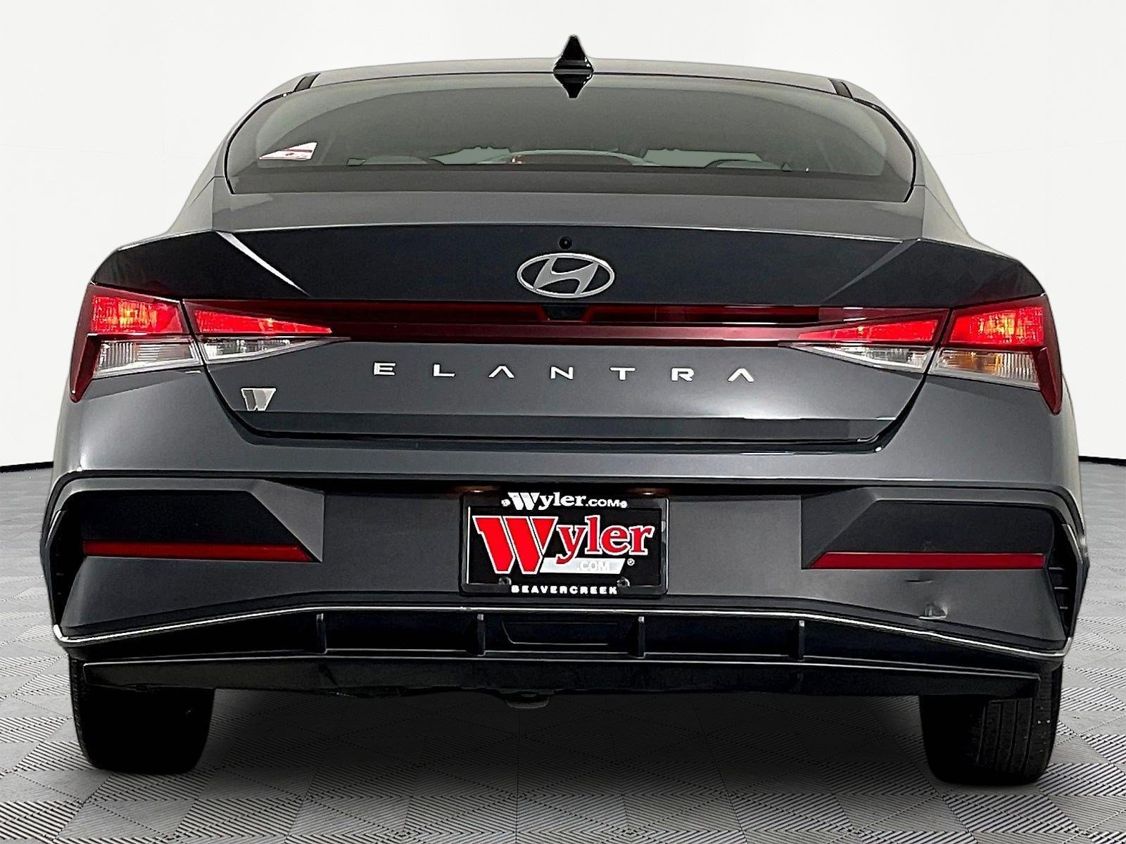 Used 2024 Hyundai Elantra SE FWD image 5