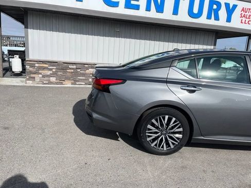 Used 2025 Nissan Altima 2.5 SV FWD image 12