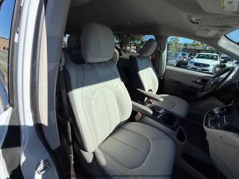 Used 2017 Chrysler Pacifica Touring-L Plus FWD image 20