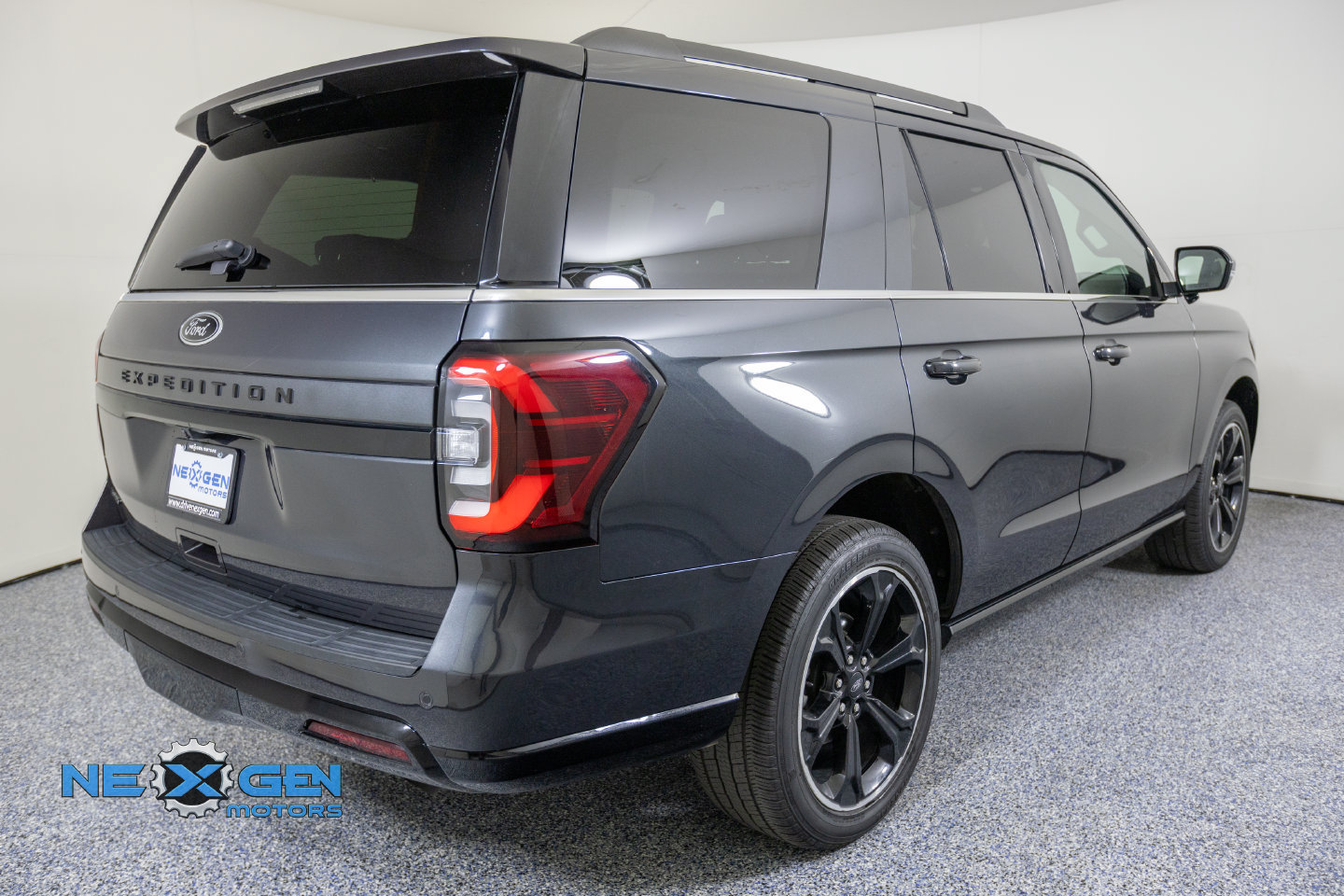 Used 2024 Ford Expedition Limited AWD/4WD image 8