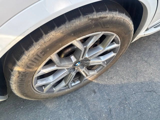 Used 2023 BMW X7 xDrive40i w/ Premium Package AWD/4WD image 3