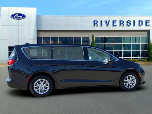 Used 2023 Chrysler Voyager LX FWD image 8