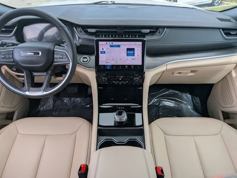 Used 2025 Jeep Grand Cherokee Limited image 18