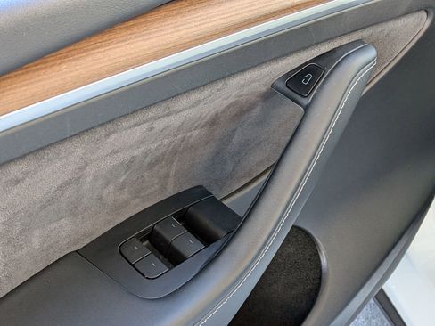 Used 2022 Tesla Model Y Long Range image 9