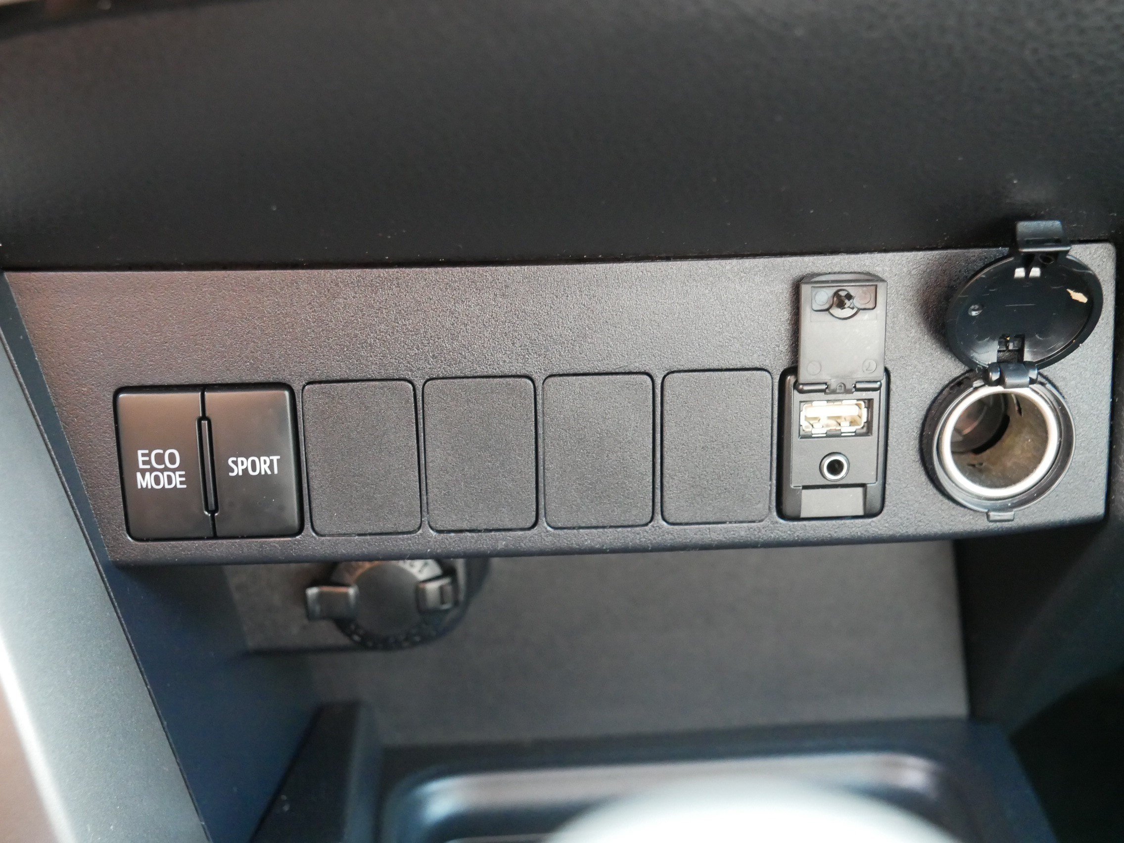 Used 2018 Toyota RAV4 XLE FWD image 31