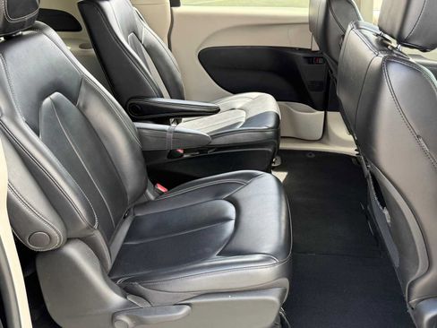 Used 2023 Chrysler Pacifica Touring-L FWD image 27