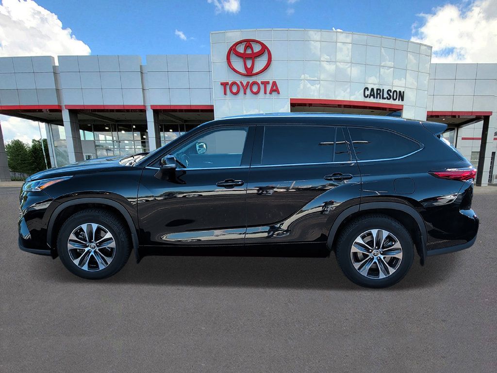 Used 2021 Toyota Highlander XLE AWD/4WD image 2