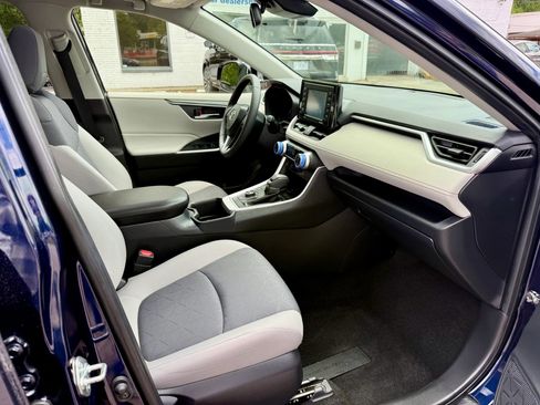 Used 2022 Toyota RAV4 XLE w/ Convenience Package image 12