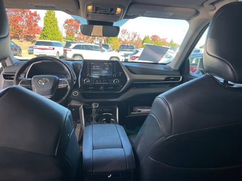 Used 2021 Toyota Highlander XLE image 19