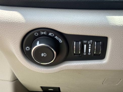 Used 2023 Chrysler Pacifica Touring-L FWD image 21