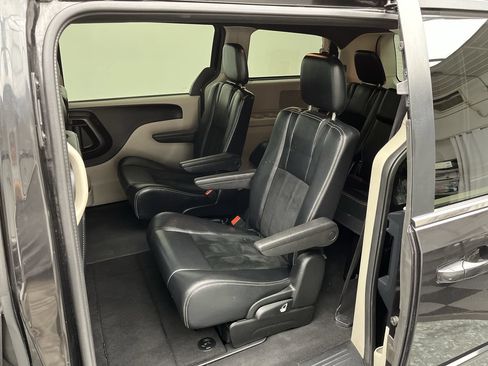 Used 2017 Dodge Grand Caravan SXT FWD image 10