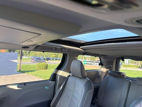 Used 2014 Toyota Sienna Limited w/ Limited Premium Package FWD image 18